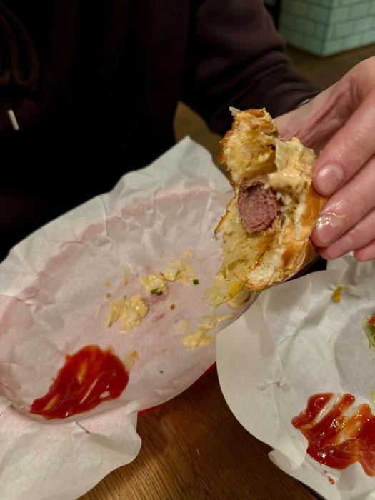 Naše ochutnávka pak jen potvrzuje pověst podniku a kvalitu jídla: bacon jam cheese hotdog právem patří mezi bestsellery.