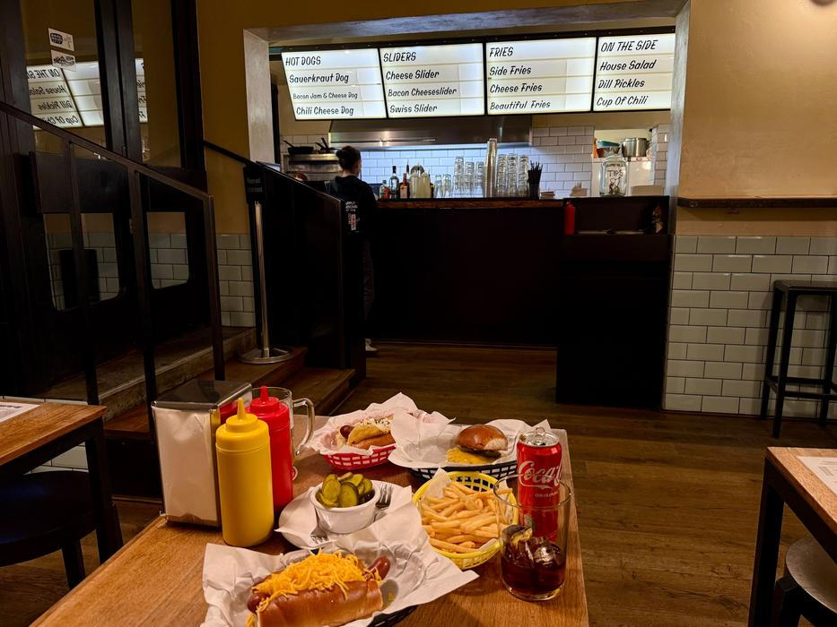 Zatímco přes léto hosty láká zahrádka a ledové margarity, v zimě zase hutnější chutě.