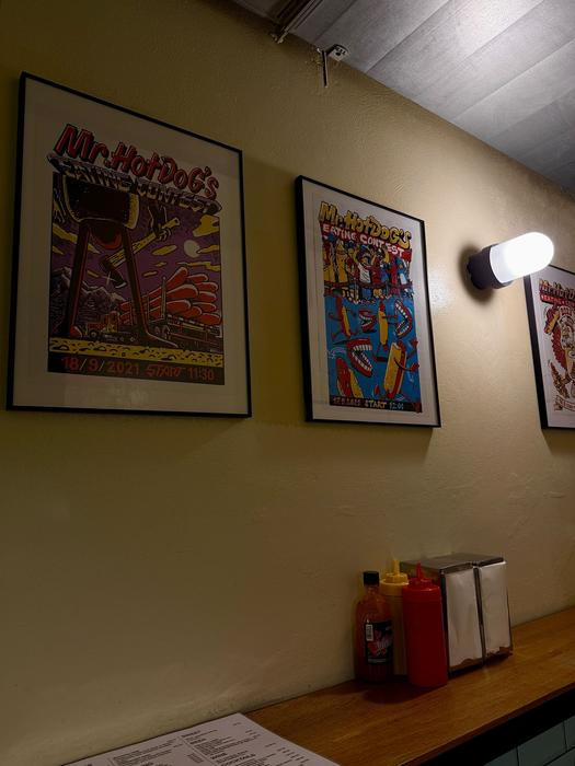 Párek v rohlíku na Míráku, experimentální Dorohlíku i vyladěný Mr. HotDog ukazují, že rychlé jídlo do ruky může potěšit chuťové buňky na maximum a mít mnoho podob - od nostalgie přes inovaci až po důraz na špičkové suroviny.