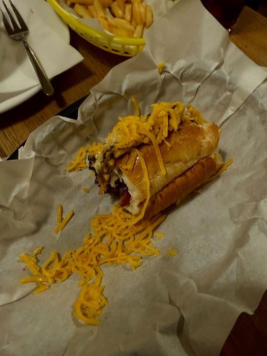 A ať už člověk stojí v mrazu u stánku, zkouší svíčkovou v rohlíku, nebo si v teple bistra vychutnává hot dog se slaninovým džemem, jedno je jisté: Pražáci mají hlad – a rozhodně ví, čím ho v jejich milované metropoli zahnat.