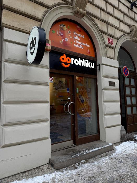 A co zákazníci? Ti prý často přicházejí cíleně – viděli podnik na sociálních sítí a chtějí ho vyzkoušet. Jiní se zastaví náhodou, třeba cestou z tramvaje. 