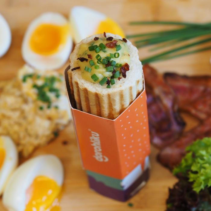 Když jsme zde byli na našem průzkumu, dovnitř mezitím vešla zákaznice, která bez zaváhání pronesla: „Jeden párek v rohlíku.“ Vzápětí se ale rozesmála spolu s obsluhou – právě tady totiž klasický párek nenajdete. 