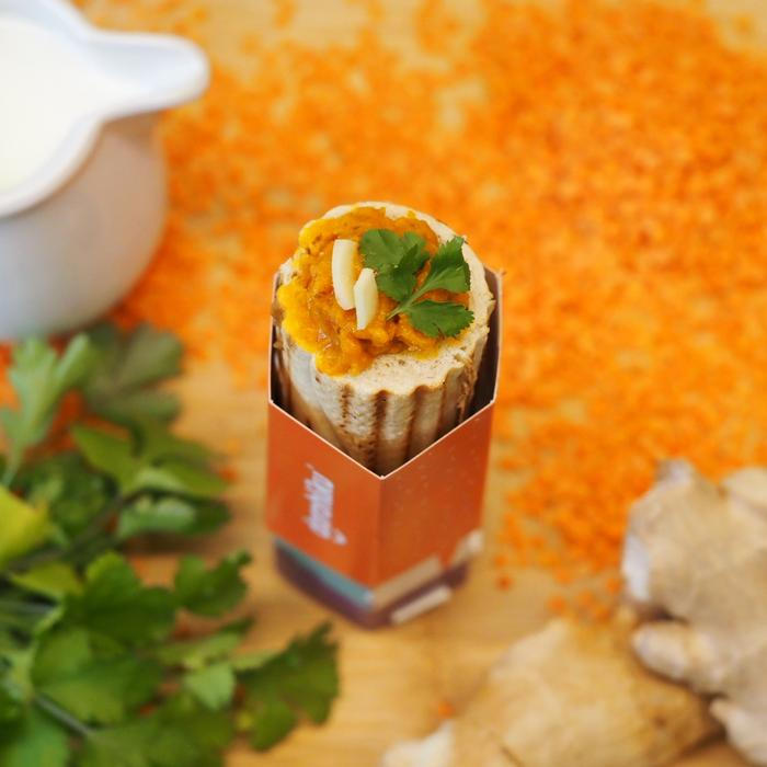 A jak to v tomto podniku vlastně funguje? Náplně se ohřívají v uzavřených trubicích, přístroj je následně automaticky naplní do rohlíku. A je to. 