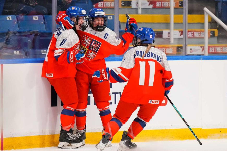 Euforie mladých hokejistek. Zahrají si o třetí medaili v řadě, rozhodla 59. minuta