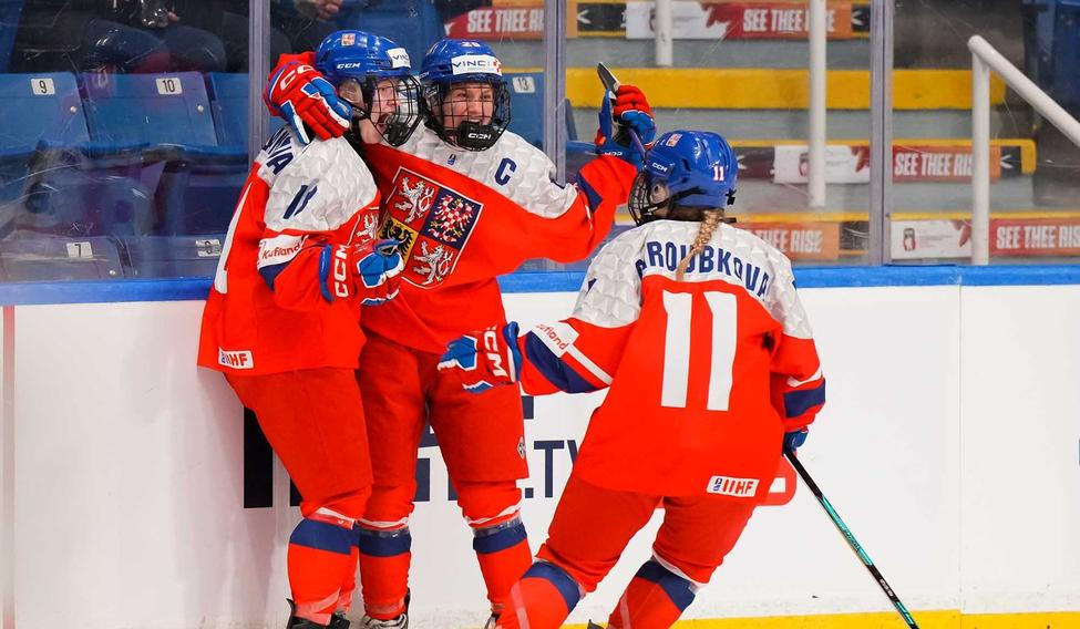 Radost českých hokejistek ve čtvrtfinále MS do 18 let