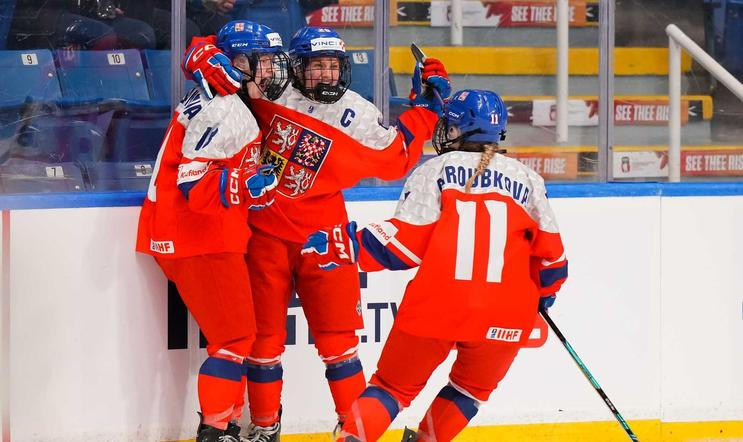 Radost českých hokejistek ve čtvrtfinále MS do 18 let