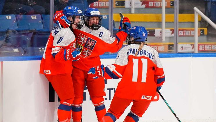 Radost českých hokejistek ve čtvrtfinále MS do 18 let