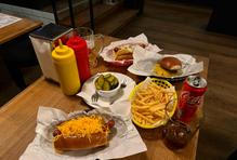 Chcete stoprocentní kvalitu a příjemně posedět? Tak to je pro vás ideální Mr. Hotdog.