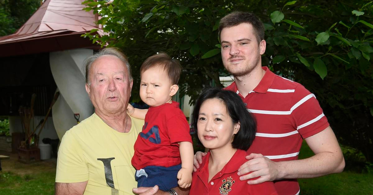 Petr Janda s vnukem Matoušem a jeho rodinou v roce 2020