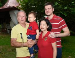 Petr Janda s vnukem Matoušem a jeho rodinou v roce 2020