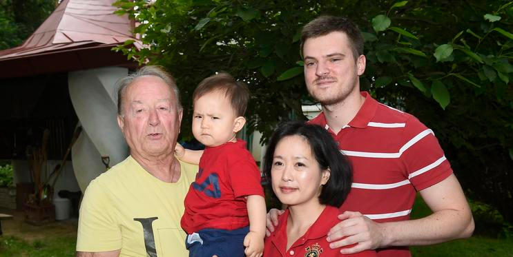 Petr Janda s vnukem Matoušem a jeho rodinou v roce 2020