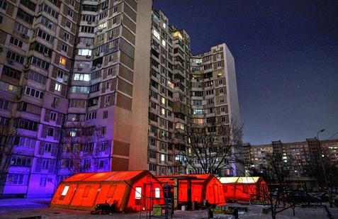 Když se město ponoří do tmy: život bez elektřiny v srdci války