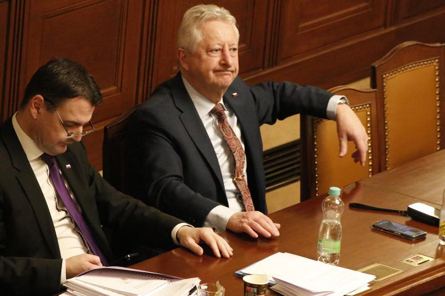 Ministr obrany za SPD opět nepromluvil. Zato šťastný Babiš se rozpovídal