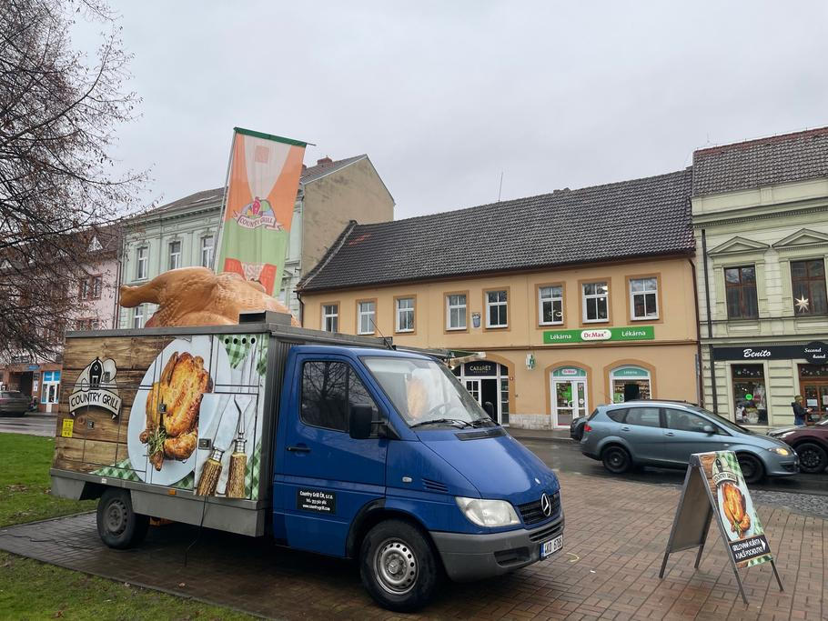 Pach Lovochemie ve středu města vystřídala vůně grilovaného kuřete.