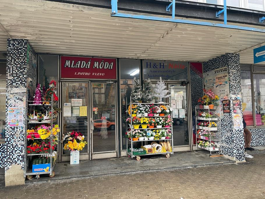 Mladá móda. Obchod s konfekcí Lovosice mají, teď ještě potřebují ty mladé.