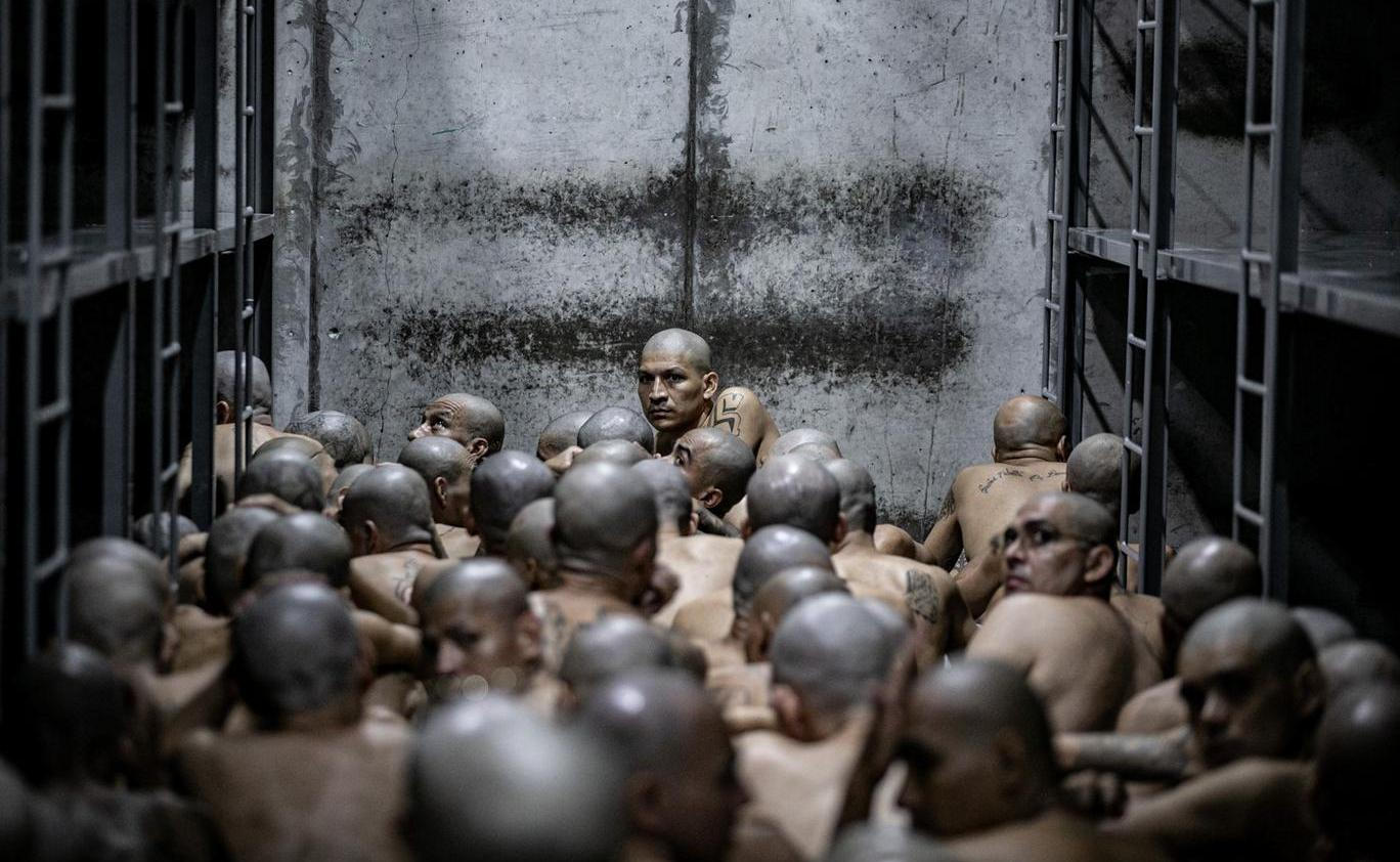 Věznice CECOT (zkratka španělského Centro de Confinamiento del Terrorismo - Středisko pro zadržování teroristů) je s kapacitou 40 tisíc vězňů zřejmě největším zařízením svého druhu.