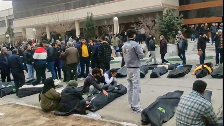 Podle středečních údajů lidskoprávní organizace Iran Human Rights (IHR) sídlící v Norsku íránské bezpečnostní složky dosud zabily nejméně 3428 protestujících. Na záběru z pár dní starého videa jsou příbuzní obětí protivládních bouří před přeplněnou márnicí na okraji Teheránu.