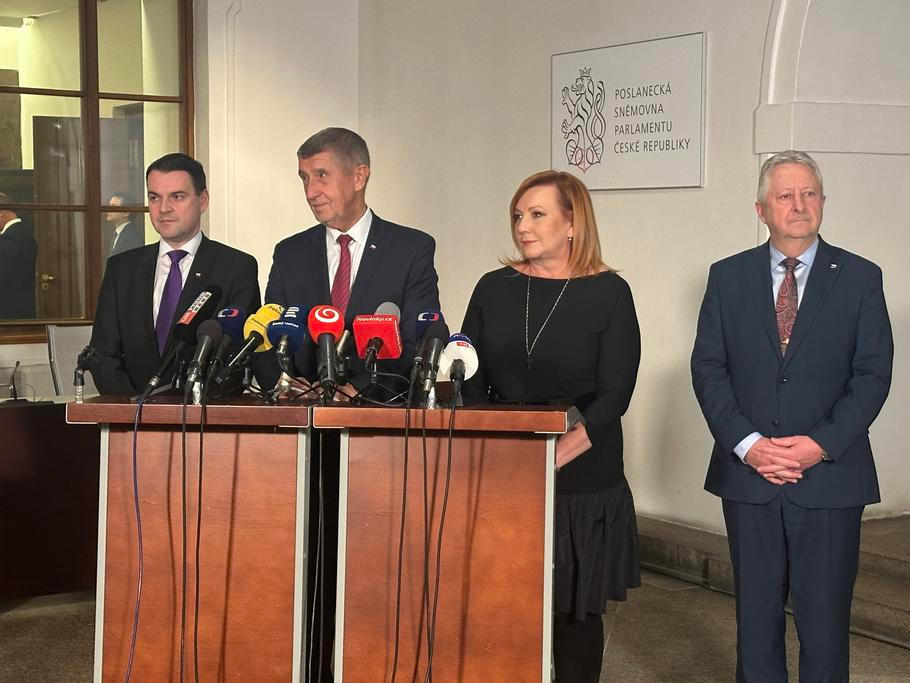 Ministr obrany za SPD Jaromír Zůna stojí "nepřítomně" na tiskové konferenci po hlasování o důvěře vládě