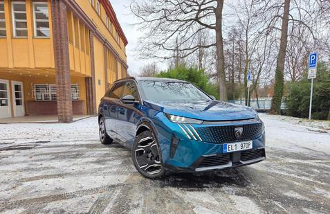 Nabídku Peugeotu 5008 doplnila dlouho očekávaná verze s pohonem všech kol. Jedná se ovšem o elektrický pohon všech kol.