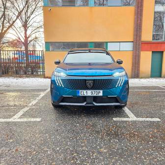 Francouzi zástavbu pohonu všech kol do 5008 vyřešili tím nejjednodušším způsobem. Vzali 83kW elektromotor a dali ho na zadní nápravu. Tím doplnili standardní přední elektrický motor se 157 kW, takže systémově má teď sedmimístné SUV až 239 kW.