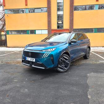 Druhý elektromotor se pozitivně projevuje v dynamice, zatímco předokolka zvládne sprint na 100 km/h za 9,7 vteřiny, čtyřkolka se dostala na 6,5 vteřiny.