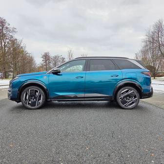 Na délku má SUV 4791 mm, rozvor náprav z toho ukrajuje 2901 mm. A uvnitř je díky tomu skutečně spousta místa.