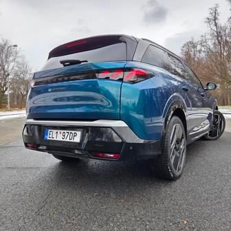 A především baterie, která má velmi špatnou nabíjecí křivku. Z 20 na 80 procent se má auto nabít zhruba za půl hodiny. V testu to zabralo přes 37 minut a maximální výkon, jakým se auto nabíjelo, byl 129 kW. Udávané maximum je přitom 160 kW.