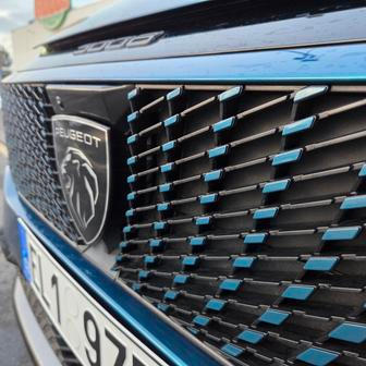 ... a velmi dobře se doplňují s designem čelní masky.