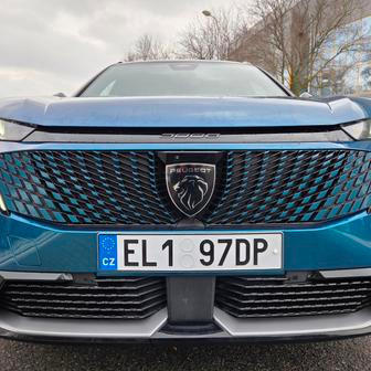 Vzhledově se 5008 zkrátka povedla, škoda horší baterie, které chybí také předehřev. To by se ale brzy mělo změnit.