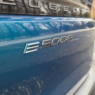 Elektrický Peugeot 5008 se nabízí s pohonem předních nebo všech kol, předokolka se dodává se dvěma kapacitami baterie.