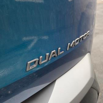 Verze Dual Motor, tedy elektrická čtyřkolka, má pouze menší 73kWh akumulátor.