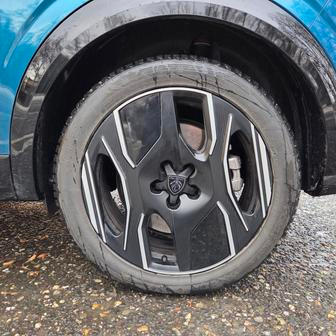 19palcová kola jsou součástí standardní výbavy verze GT.