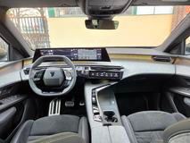 Interiér 5008 je francouzsky atypický a designově plný zajímavých nápadů. Nechybí typické i-Cockpit, tedy malý volant a výše umístěné budíky. V 5008 ale tento koncept nevyžaduje kompromis v pozici za volantem.