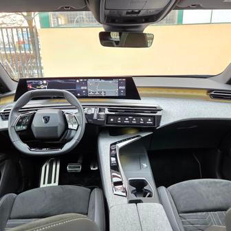 Interiér 5008 je francouzsky atypický a designově plný zajímavých nápadů. Nechybí typické i-Cockpit, tedy malý volant a výše umístěné budíky. V 5008 ale tento koncept nevyžaduje kompromis v pozici za volantem.