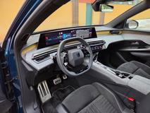 Použité materiály jsou vesměs kvalitní, líbivá je hlavně tkanina nejen před spolujezdcem, ale i na středovém tunelu. Dobře se doplňuje s ambientním osvětlením.