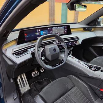 Použité materiály jsou vesměs kvalitní, líbivá je hlavně tkanina nejen před spolujezdcem, ale i na středovém tunelu. Dobře se doplňuje s ambientním osvětlením.