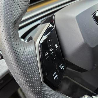 Na volantu jsou fyzická tlačítka s haptickou odezvou, ale rychle se špinícím lesklým černým povrchem.