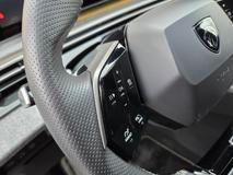 Na volantu jsou fyzická tlačítka s haptickou odezvou, ale rychle se špinícím lesklým černým povrchem.