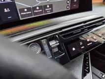 Volič automatické převodovky je „skrytý“ na středovém panelu.