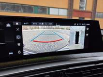 9,7palcová dotyková obrazovka má povedenou grafiku i rychlou odezvu, standardní výbavou je navigace, 360stupňová parkovací kamera se dodává za příplatek.