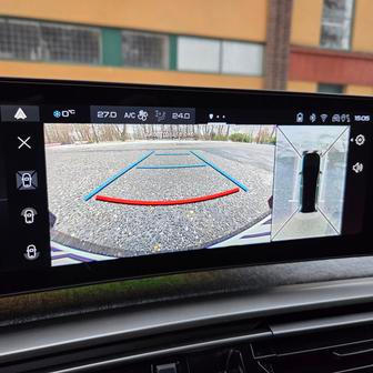 9,7palcová dotyková obrazovka má povedenou grafiku i rychlou odezvu, standardní výbavou je navigace, 360stupňová parkovací kamera se dodává za příplatek.