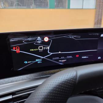 Digitální budíky umí promítnout obraz z navigace,...