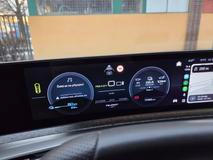 Přístrojový štít ale může mít i tradičnější rozvržení s kruhovými ukazateli.