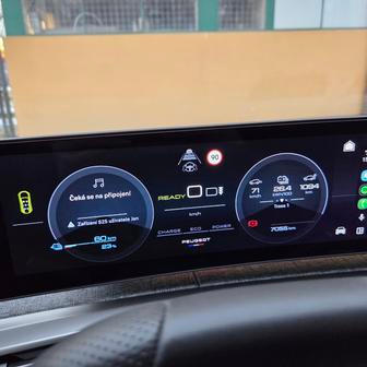 Přístrojový štít ale může mít i tradičnější rozvržení s kruhovými ukazateli.