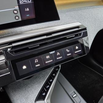 Digitální klávesnice i-Toggles už k nejnovějším Peugeotům neodmyslitelně patří. Řidič si je může nakonfigurovat a díky velikosti je ovládání jednoduché a přehledné.