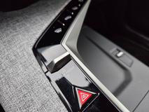 Volič jízdních režimů bude často používat hlavně někdo, kdo bude chtít naplno využít pohon všech kol. Ten je totiž automatický v režimech Sport a Off-road, v režimech Normal a Eco se zadní elektromotor připojuje jen při vyšší zátěži.