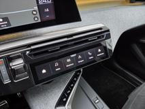 Digitální klávesnice i-Toggles už k nejnovějším Peugeotům neodmyslitelně patří. Řidič si je může nakonfigurovat a díky velikosti je ovládání jednoduché a přehledné.