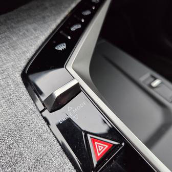 Volič jízdních režimů bude často používat hlavně někdo, kdo bude chtít naplno využít pohon všech kol. Ten je totiž automatický v režimech Sport a Off-road, v režimech Normal a Eco se zadní elektromotor připojuje jen při vyšší zátěži.