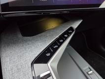 Bezdrátová nabíječka je poměrně dobře ukrytá, malý panel obsahuje několik fyzických tlačítek nad rámec digitální klávesnice.