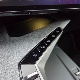 Bezdrátová nabíječka je poměrně dobře ukrytá, malý panel obsahuje několik fyzických tlačítek nad rámec digitální klávesnice.